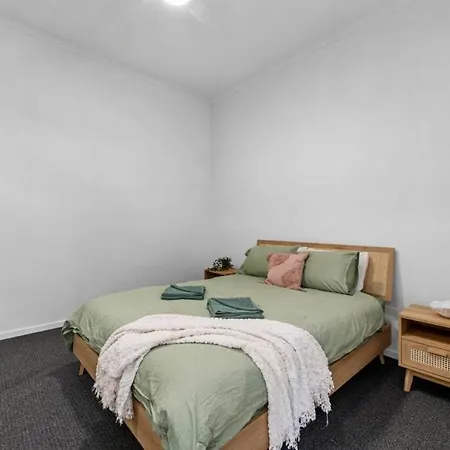 Bay Vista Two Bedroom Waterfront Apartment Redcliffe Exterior photo