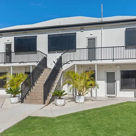 Bay Vista Two Bedroom Waterfront Apartment Redcliffe Exterior photo