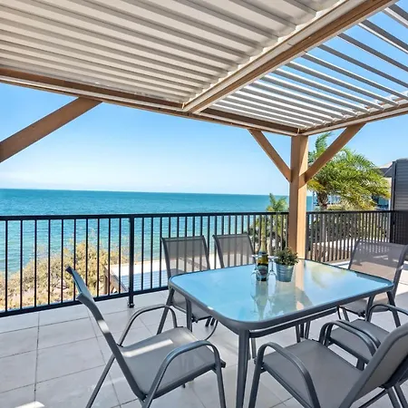 Bay Vista Two Bedroom Waterfront Apartment Redcliffe Exterior photo