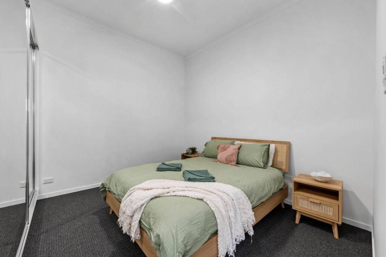 Bay Vista Two Bedroom Waterfront Apartment Redcliffe